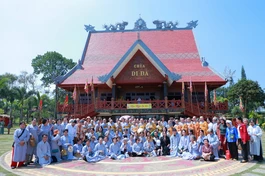 Đoàn hành hương lưu niệm tại chùa Di Đà (Bảo Lộc, Lâm Đồng)