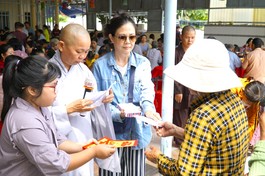 Những phần quà lì xì chia sẻ yêu thương được Ni sư Thích nữ Chúc Mỹ - trụ trì chùa Phật Bửu trao - Ảnh: H.Ý/BGN