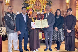 Ông Niwano Hiroshi, Chủ tịch Quỹ Hòa bình Niwano trao Giải thưởng Hòa Bình Niwano đến Ni sư Thích nữ Tâm Trí 