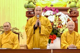 Thượng tọa Thích Phước Nguyên phát biểu tại lễ khai giảng khóa tu