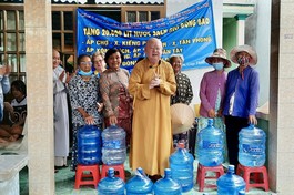 Hòa thượng Thích Duy Trấn phát biểu trong chương trình “Giọt nước nghĩa tình” tại H.Gò Công Đông, Tiền Giang