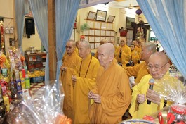 Chư tôn giáo phẩm dâng hương tưởng niệm Hòa thượng Thích Minh Đức - khai sơn chùa Thiên Tôn 