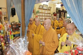 Chư tôn giáo phẩm dâng hương tưởng niệm Hòa thượng Thích Minh Đức - khai sơn chùa Thiên Tôn 