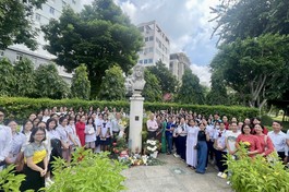 Nữ sinh, Thầy cô giáo chụp ảnh lưu niệm cùng PGS.TS Nguyễn Thiện Tống tại Tượng đài Quách Thị Trang 