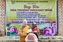 Hòa thượng Thích Duy Trấn trao quà đến gia đình người đồng bào dân tộc tỉnh Quảng Bình