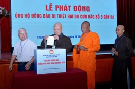 Hòa thượng Thích Lệ Trang cùng chư tôn đức Ban Trị sự TP.HCM ủng hộ tại lễ phát động do UBMTTQVN TP.HCM - Ảnh: Bảo Toàn/BGN