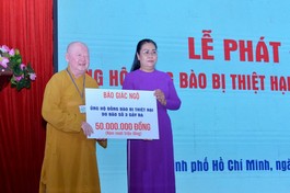Hòa thượng Thích Duy Trấn, đại diện Báo Giác Ngộ trao 50 triệu đồng hỗ trợ đồng bào bị thiệt hại do bão số 3 - Ảnh: Bảo Toàn/Báo Giác Ngộ