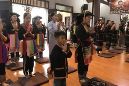 Phật tử đồng bào trở về chùa Hoa Nghiêm tu học sáng nay, 15-12 (rằm tháng 11-Giáp Thìn) - Ảnh: Hoa Nghiêm 