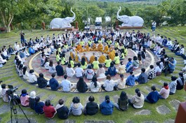 Phút giây thiền buông thư - tái tạo năng lượng của các bạn trẻ bên chư Ni, trong không khí se lạnh tại vùng cao