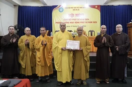 Thượng tọa Thích Thiện Quý thay mặt Thường trực Ban Trị sự trao tặng Bằng tuyên dương công đức đến tập thể Ban Trị sự GHPGVN Q.5