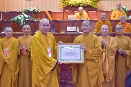 Hòa thượng Thích Thiện Thống trao Bằng tuyên dương công đức của GHPGVN đến Hòa thượng Thích Quảng Tùng, Trưởng ban Từ thiện xã hội T.Ư - Ảnh: Quảng Đạo 