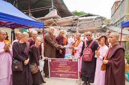 Đoàn thiện nguyện tổ đình Vĩnh Nghiêm - chùa Long Hưng (TP.Hà Nội) trao quà hỗ trợ chư Tăng Ni và người dân Myanmar bị ảnh hưởng nặng nề bởi trận động đất hôm 28-3