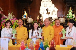 Chư tôn đức tiếp nhận 10.000 tượng Phật chào mừng Đại lễ Vesak 2025 từ đạo tràng Tâm Như Hạnh - Ảnh: Trung Thắng