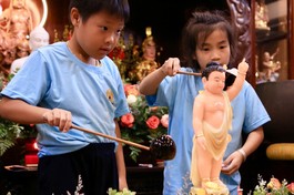 Khoảnh khắc các em thiếu nhi múc nước thơm Tắm Phật đem đến cho các em nhiều hỷ lạc 