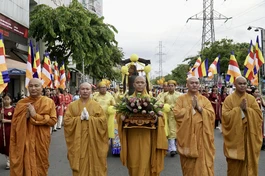 Trang nghiêm và thành kính trong Lễ rước Phật đản sinh từ tịnh xá Lộc Uyển về chùa Tuyền Lâm - Ảnh: H.Y 
