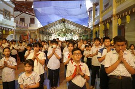 Các em học sinh cùng nhau thực hiện nghi thức niệm Phật, mở đầu cho chương trình 'Em hướng về Vesak", tại chùa Long Vân - Ảnh: H.Y