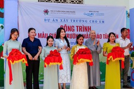 Ni sư Thích nữ Huệ Dâng, Phật tử Hạnh Hiếu, cùng các cô giáo, Chủ tịch xã Ia Lâu cắt băng khánh thành lớp học mầm non mới - Ảnh: Lê Miền Nam 