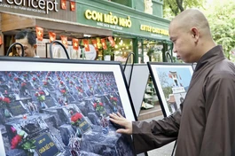 Những bức ảnh lay động lòng người tại triển lãm ảnh "Hành trình về nguồn" của Nhiếp ảnh gia Trần Thế Phong - Ảnh: Hạnh Ý/ BGN