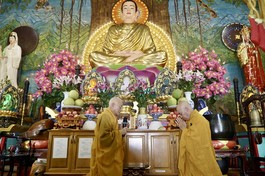 Trưởng lão Hòa thượng Thích Minh Thông và Hòa thượng Thích Nhựt Hỷ tác pháp an cư