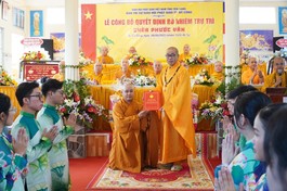 Thượng tọa Thích Quảng Lộc trao quyết định bổ nhiệm trụ trì chùa Phước Vân đến Đại đức Thích Đức Lộc