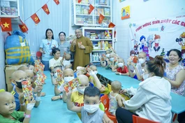 Trên tay là ống tiêm, trong tim là nụ cười và bao lì-xì đỏ thắm tình thương