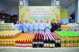 Chương trình "Siêu thị 0 đồng" đã trao tặng 300 phần quà đến bà con có hoàn cảnh khó khăn, người cơ nhỡ, người bán vé số…