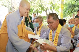 Ni sư Thích nữ Hương Nhũ tổ chức Lễ Vu lan và trao quà cho người khiếm thị tại chùa Thiên Quang