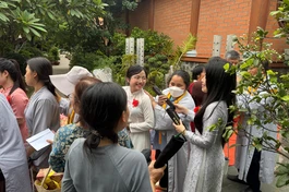 Trao gậy dò dường đến người khiếm thị