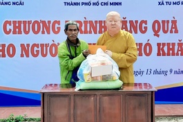 Hòa thượng Thích Duy Trấn trao 500 phần quà đến người dân tại tỉnh Quảng Ngãi vào ngày 13-9