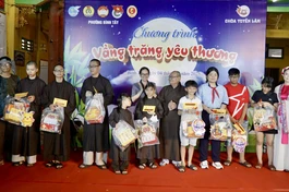 Hòa thượng Thích Thiện Nghĩa trao tặng những suất học bổng cho các chú tiểu nỗ lực trong học tập - Ảnh: Hạnh Ý/ Báo Giác Ngộ 