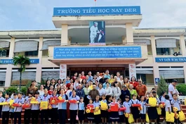 3.600 phần quà được Ni sư Thích nữ Tâm Trí, đại diện Phật tử Việt Nam tại Nhật Bản trao tặng cho em vui Tết Trung thu