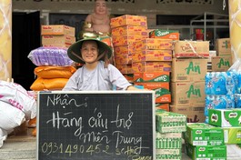 Sau một ngày kêu gọi, chùa đón nhận khoảng 4 tấn nhu yếu phẩm từ người dân địa phương đóng góp - Ảnh: Huệ Quang