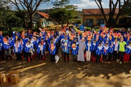 Niềm vui trong ngày đầu năm mới của các em học sinh đồng bào khi nhận được áo ấm mừng xuân và quà bánh từ Ni sư Huệ Dâng, trụ trì chùa Long Phước