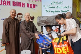 Ấm lòng người dân khó khăn trong ngày nhận quà Tết ở chùa Tuyền Lâm - Ảnh: Hạnh Ý/BGN