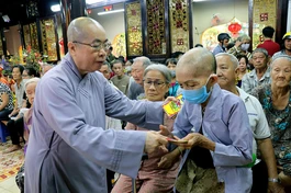 Ni trưởng Thích nữ Như Dung, quản tự chùa Huệ Lâm tặng quà, chúc Tết đến người neo đơn