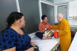 Bệnh nhân ấm lòng khi nhận được sự quan tâm từ Hòa thượng Thích Duy Trấn, trụ trì chùa Liên Hoa