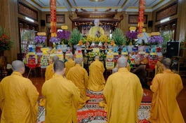 Trước Giác linh đài, chư tôn đức thành kính dâng hương tưởng niệm, tri ân những đóng góp sâu dày của Tổ sư Khánh Anh - Ảnh: Đăng Huy