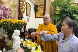 Chư Tăng ân cần hướng dẫn Phật tử khiếm thị thực hiện nghi thức Tắm Phật tại chùa Long Thành, mùng 1-4 ÂL - Ảnh: Đức Tâm 