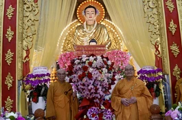 Hòa thượng Thích Thiện Nghĩa đón nhận lẵng hoa chúc mừng Phật đản từ Ban Thường trực Ban Trị sự GHPGVN TP.HCM - Ảnh: Hạnh Ý/BGN