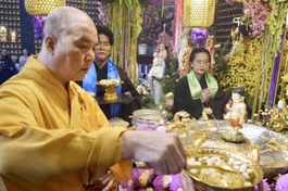 Thượng tọa Thích Truyền Cường trang nghiêm thực hiện nghi thức Tắm Phật truyền thống tại chùa Vạn Phật - Ảnh: Hạnh Ý/BGN