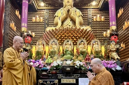 Chư tôn đức kiết giới trường, đối thú an cư tại chánh điện chùa Vạn Phật - Ảnh: Tâm Đức