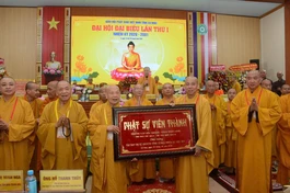 Trưởng lão Hòa thượng Thích Thiện Nhơn tặng khánh vàng chúc mừng Thượng tọa Thích Giác Nghi, tân Trưởng ban Trị sự