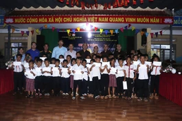 Tết Trung thu nơi buôn làng được tạo nên từ những món quà giản dị, những suất học bổng và sự hiện diện của những người cùng chung mong muốn mang thêm niềm vui đến trẻ em vùng còn nhiều khó khăn