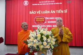 Trưởng lão Hòa thượng Thích Thanh Nhiễu thay mặt Trung ương GHPGVN chúc mừng Hòa thượng Đào Như, bảo vệ thành công luận án tiến sĩ ngành Tôn giáo học - Ảnh: Thiện Hậu