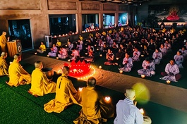 Thắp hoa đăng cầu nguyện