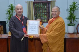 Thượng tọa Thích Phước Đạt đại diện Hội đồng tuyển sinh trao bộ đề thi được niêm phong đến Thượng tọa Thích Giác Hoàng, Tổng Giám thị Hội đồng coi thi