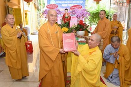 Thượng tọa Thích Tâm Chơn trao quyết định bổ nhiệm trụ trì chùa Thiên Sơn đến Đại đức Thích Đồng Nhất