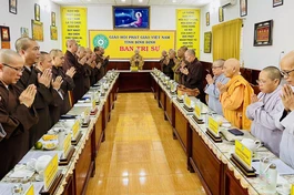 Chư tôn đức niệm Phật cầu gia hộ trước khi bắt đầu phiên họp