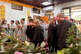 Lễ thắp hoa đăng cầu nguyện