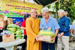 Đại diện chùa Từ Vân trao tặng 100 phần quà đến hộ dân có hoàn cảnh khó khăn trên địa bàn